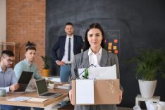 Mujer despedida de forma improcedente